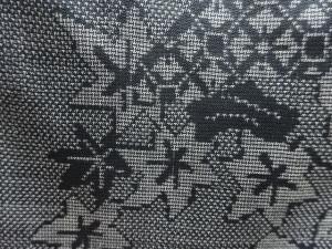 アンティーク　宝尽くしに花模様織出し本場泥大島紬着物（9マルキ）